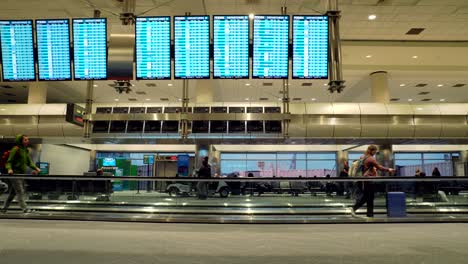 Pasajeros-Caminando-En-El-Aeropuerto-Internacional-De-Denver