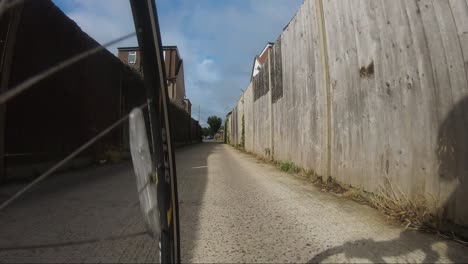 POV:-Radfahren-Durch-Die-Gasse-Und-Auf-Die-Palace-Road-In-Ruislip