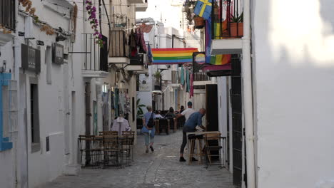 Turistas-En-Calles-Estrechas-Del-Casco-Antiguo-De-Ibiza-Durante-La-Crisis-Del-Coronavirus