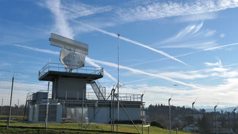 Weitwinkelaufnahme-Eines-Flughafenüberwachungsradars,-Schweiz