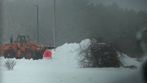 Schneepflug-Schiebt-Im-Winter-Schwere-Schneehaufen