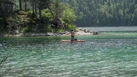 Turista-En-Tabla-De-Sup-En-El-Lago-Eibsee,-Alemania