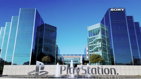 Sony-Interactive-Entertainment-Büros-Im-Silicon-Valley,-Foster-City-Vor-Logo-Und-Brunnen