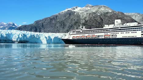 Glacier-Bay,-Alaska,-USA,-16.-Juli-2016:-Kreuzfahrtschiff-Vor-Dem-Margerie-Gletscher,-Szenisches-Kreuzen-An-Einem-Sonnigen-Tag