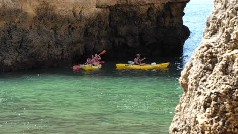 Turistas-En-Kayak-De-Mar-En-Ponta-Da-Piedade-En-Un-Día-Soleado