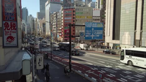 Verkehr-Und-Fußgänger-Am-Bahnhof-Shinjuku-An-Einem-Sonnigen-Tag-In-Tokio,-Japan