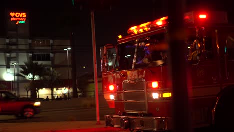 Camión-De-Bomberos-Saliendo-De-La-Escena-De-Emergencia