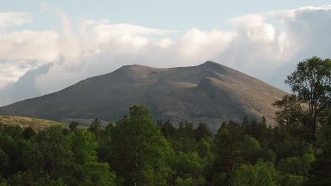 Zeitraffer-Der-Wolken-In-Den-Bergen-Norwegens-In-Skandinavien-Mit-Einem-Wald-Davor
