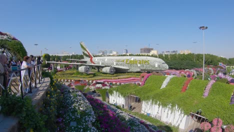 Panorama-Del-Jardín-Milagroso-De-Dubai,-Turistas-Que-Ven-Flores