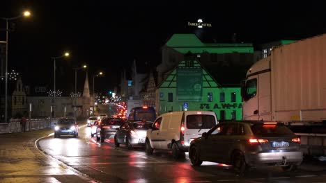 Atasco-De-Tráfico-En-La-Entrada-De-La-Ciudad-Alemana-Stein,-Con-Muchos-Coches-Y-Camiones-Moviéndose-A-Un-Ritmo-Lento