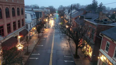 Luces-Navideñas-Y-Decoración-Tradicional-De-Temporada-En-Las-Calles-De-Un-Pequeño-Pueblo-Estadounidense-En-Pennsylvania,-Tiendas-Iluminadas-En-Lititz,-Pa,-Vista-Aérea