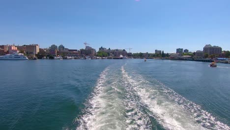 Blick-Auf-Das-Kielwasser-Des-Bootes-Vom-Heck,-Das-Den-Yachthafen-In-Victoria,-Britisch-Kolumbien,-Kanada-Verlässt
