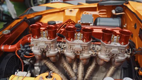 Nahaufnahme-Eines-Individuell-Modifizierten-Motors-Eines-Nissan-240Z-Showcars