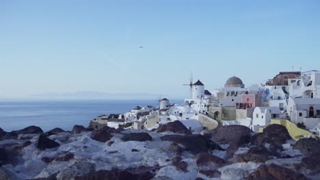 Pedestal-reveal-shot-of-the-stunning-coastal-village-Oia-in-Santorini,-Greece
