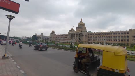 Die-Schöne-Und-Friedliche-Stadt-Vidhana-Soudha-Mit-Verschiedenen-Gebäuden-Und-Autos-–-Totale