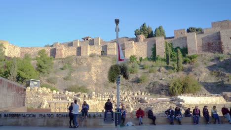 Langsame-Schwenkaufnahme-Von-Menschen-In-Der-Römischen-Theaterattraktion-In-Der-Festung-Alcazaba