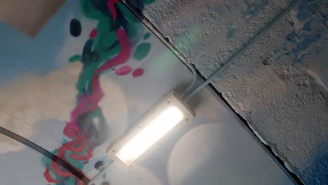 Schmutzige-Farbige-Unterirdische-Felsengraffiti-Künstlerische-Wände-Abstrakte-Tags-Wandmalerei-Blick-Nach-Oben-Dolly-Langsam-Rechts