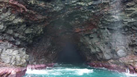 4k-Hawaii-Kauai-Bootfahren-Auf-Dem-Meer,-Schwebend-In-Richtung-Höhle,-Vorbei-Am-Wasserfall