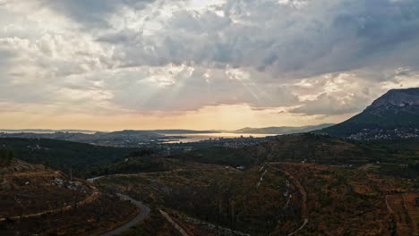 Luftbildkamera,-Die-Sich-über-Einem-Kleinen-Hügel-Mit-Einer-Epischen-Sonnenuntergangs--Und-Wolkenlandschaft-In-Split-Kroatien-Erhebt