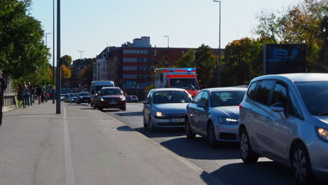 Car-pull-off-the-road-to-clear-the-way-for-ambulance-with-siren-and-flashing-lights