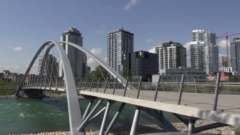 Unique-design-George-King-suspension-Bridge-on-Bow-River,-Calgary