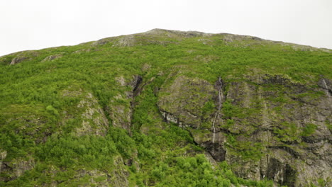 La-Hermosa-Y-Poderosa-Montaña-Cubierta-Por-Ricos-árboles-En-Noruega---Drone-Aéreo