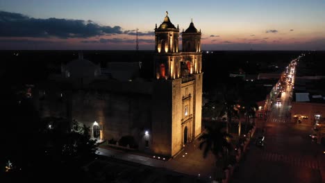 Aerial-static-nighttime-view-of-the-Cathedral-de-San-Gervasio-in-Valladolid,-Yucatan,-Mexico