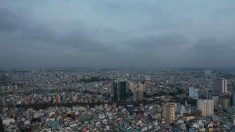 Luftaufnahme-Der-Zersiedelung-In-Einem-überfüllten,-Dicht-Besiedelten-Gebiet-Einer-Südostasiatischen-Stadt
