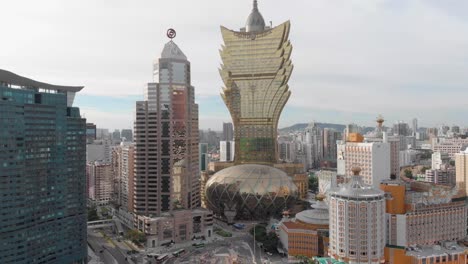 Absteigende-Luftaufnahme-Der-Skyline-Von-Macau,-Einschließlich-Des-Berühmten-Grand-Lisboa-Hotels