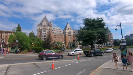 Straßenverkehr-Vorbei-Vor-Dem-Hotel-Fairmont-Empress-In-Victoria,-Kanada