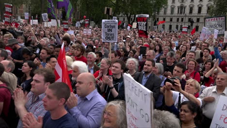 Tausende-Menschen-Versammeln-Sich-Und-Halten-Verschiedene-Plakate-Auf-Dem-Parlamentsplatz-Bei-Einer-Kundgebung-Zur-Unterstützung-Des-Labour-Parteichefs-Jeremy-Corbyn-In-Der-Hand