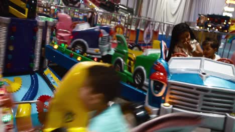 Niños-Disfrutando-De-Un-Paseo-Para-Niños-En-El-Parque-De-Atracciones---Cerrar