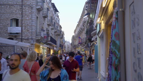 Concurrida-Calle-De-La-Ciudad-De-Taormina,-Sicilia