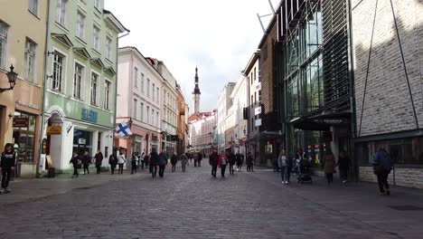 Schöne-Straße-In-Der-Altstadt-Von-Tallinn,-Während-Die-Leute-Spazieren-Gehen