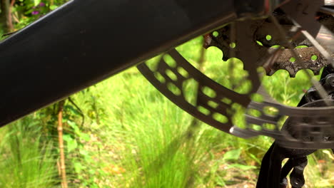 bicycle-disc-brake-on-rear-wheel-spinning,-closeup