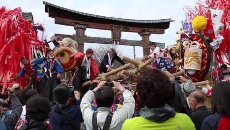 Sagicho-Matsuri-Festival-In-Japan,-Zwei-Festwagen-Kämpfen-Um-Lokale-Ehre