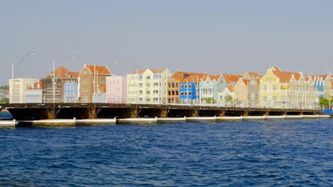 Schwimmende-Brücke-Und-Farbenfrohe-Gebäude-In-Punda,-Willemstad,-Curaçao