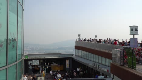 Los-Turistas-Toman-Fotografías-En-El-Fondo-De-La-Ciudad-De-Seúl-Desde-La-Montaña-Namsan-Y-El-área-De-Las-Esclusas-De-La-Torre-Al-Atardecer