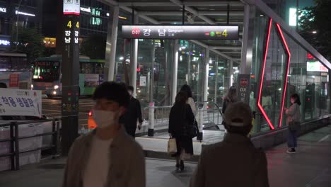 Gente-Entrando-Y-Saliendo-De-La-Estación-De-Gangnam-Por-La-Noche-En-Seúl,-Corea-Del-Sur