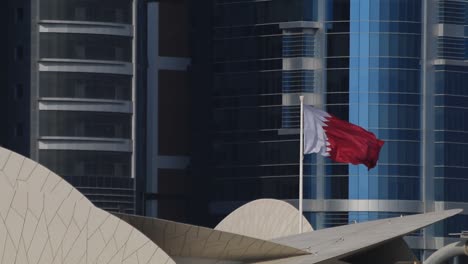 Una-Bandera-Qatarí-Ondeando-En-El-Aire,-Fue-Adoptada-Poco-Antes-De-La-Declaración-De-Independencia-Del-País-De-Gran-Bretaña-El-3-De-Septiembre-De-1971