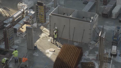Bauarbeiter-Stehen-Neben-Aufzugsschächten,-Die-In-Millbank-Gebaut-Werden