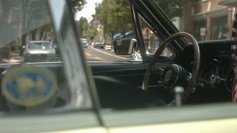 Cabina-De-Ford-Mustang-De-Los-Años-60-Con-Bandera-Estadounidense-Colgando,-Deslice-Hacia-La-Derecha