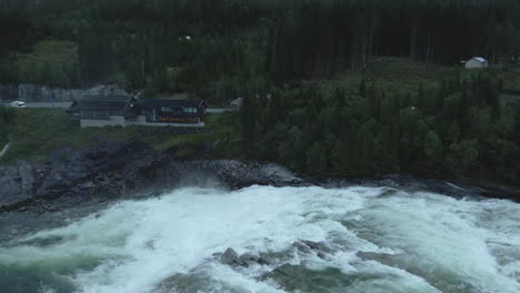 Ein-Großer-Und-Mächtiger-Wasserfall-Namens-Laksforsen-Im-Norden-Norwegens