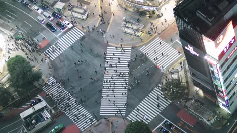 Japoneses-Caminando-En-El-Cruce-De-Shibuya-Sin-Turistas-Durante-La-Pandemia-Del-Coronavirus-En-Tokio,-Japón-Por-La-Noche