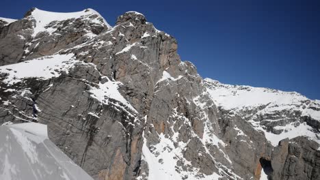 Schneebedeckter-Gipfel-Aus-Nächster-Nähe