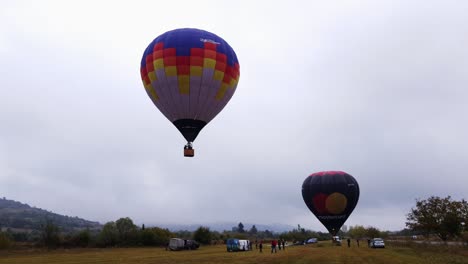 Globo-Aerostático-Ascendiendo-En-Un-Desfile-En-El-Campo-De-La-Ciudadela,-Rumania