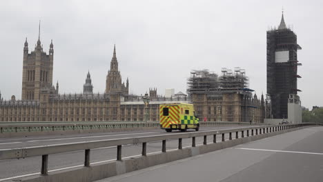 Während-Des-Ausbruchs-Des-Coronavirus-Fährt-Ein-Krankenwagen-An-Den-Parlamentsgebäuden-Vorbei,-Während-Er-Eine-Fast-Verlassene-Westminster-Brücke-überquert