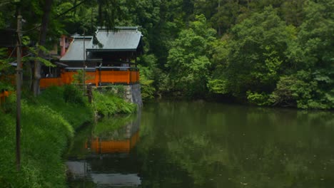 Blick-Auf-Das-Kumatakasha-Geisterhaus-Neben-Dem-Shin-Ike-Teich