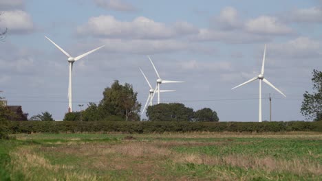 Turbinas-Eólicas-Que-Producen-Energía-Respetuosa-Con-El-Medio-Ambiente-En-El-Campo-Cerca-De-Nottingham,-Reino-Unido