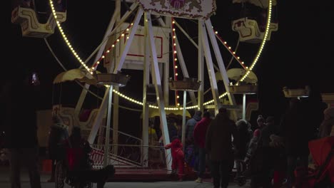 Ferris-wheel-at-a-Christmas-market-in-Hamburg,-Germany,-in-Dec-2019-with-crowds